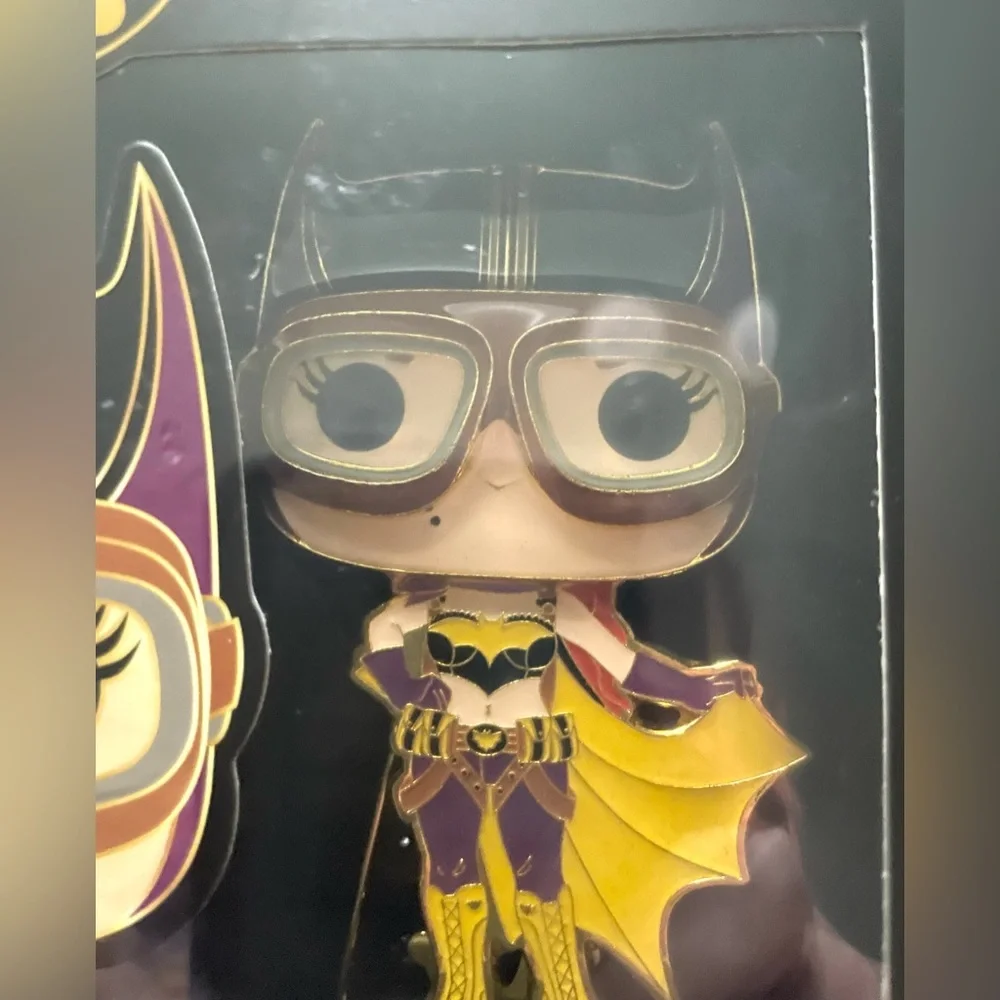 Funko Pop! BATGIRL Enamel Pin - Picture 4 of 7